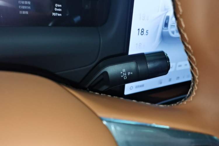 Used Geely Galaxy M9 2025 Model 210km Four-Wheel-Drive Leading Edition Gear Lever