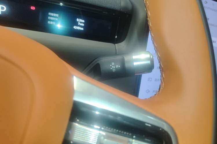 Used Geely Galaxy M9 2025 Model 210km Four-Wheel-Drive Leading Edition Gear Lever
