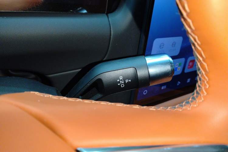 Used Geely Galaxy M9 2025 Model 210km Four-Wheel-Drive Leading Edition Gear Lever