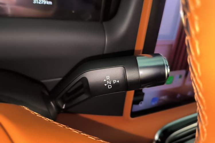 Used Geely Galaxy M9 2025 Model 230km Two-Wheel-Drive Exploration Edition Gear Lever