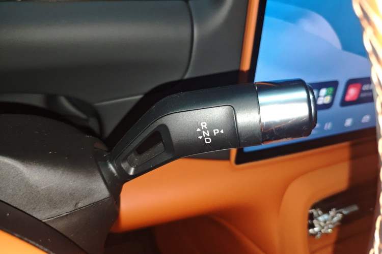 Used Geely Galaxy M9 2025 Model 230km Two-Wheel-Drive Exploration Edition Gear Lever
