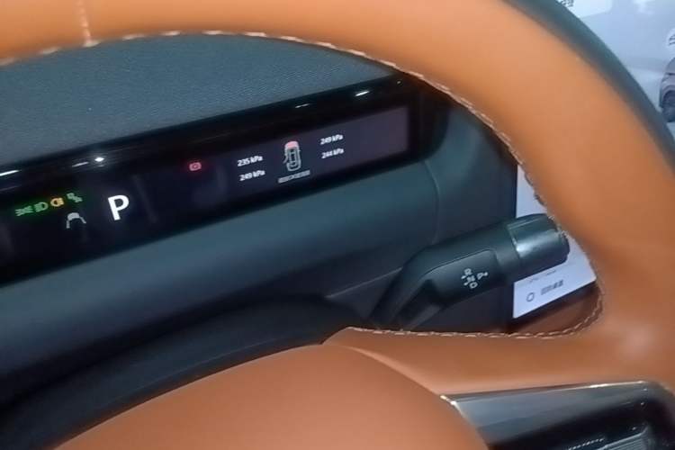 Used Geely Galaxy M9 2025 Model 210km Four-Wheel-Drive Leading Edition Gear Lever