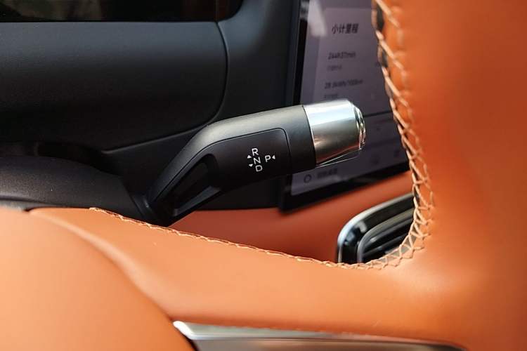 Used Geely Galaxy M9 2025 Model 210km Four-Wheel-Drive Leading Edition Gear Lever
