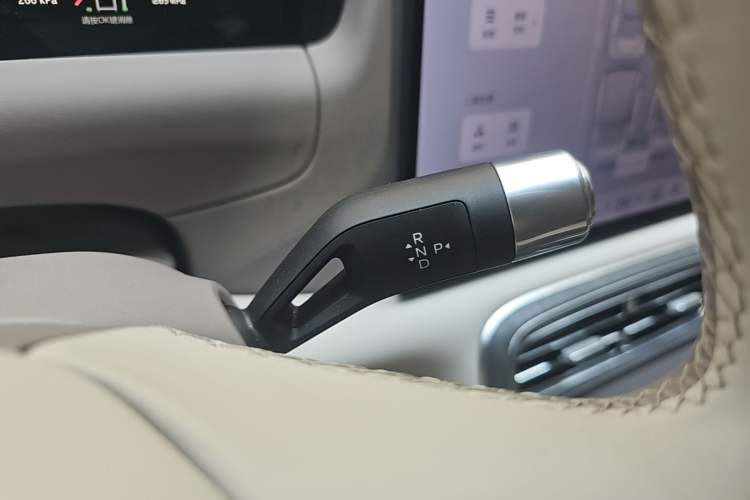 Used Geely Galaxy M9 2025 Model 210km Four-Wheel-Drive Leading Edition Gear Lever