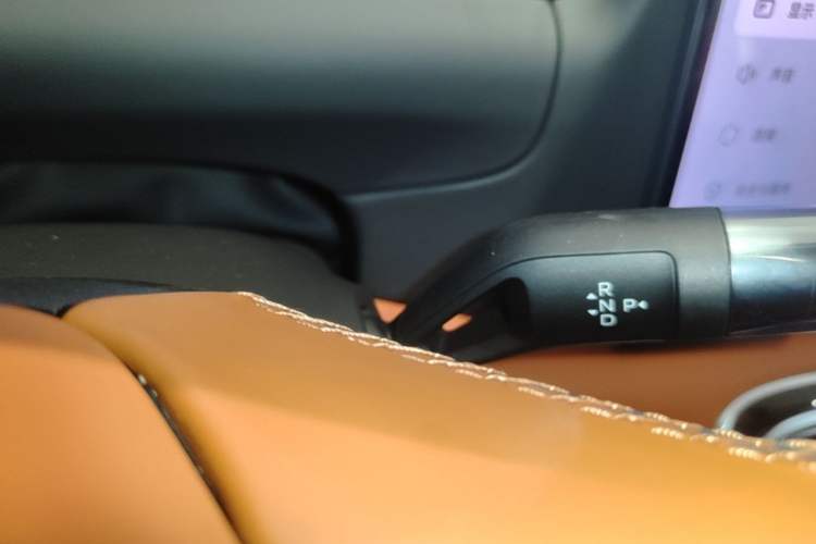 Used Geely Galaxy M9 2025 Model 210km Four-Wheel-Drive Leading Edition Gear Lever