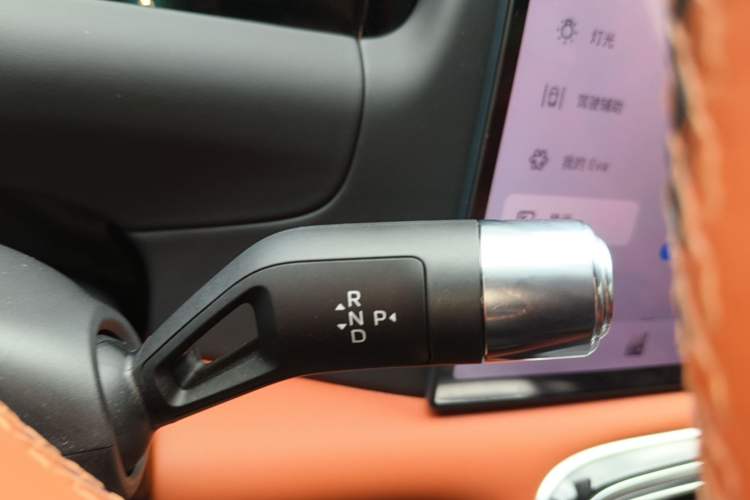 Used Geely Galaxy M9 2025 Model 210km Four-Wheel-Drive Leading Edition Gear Lever
