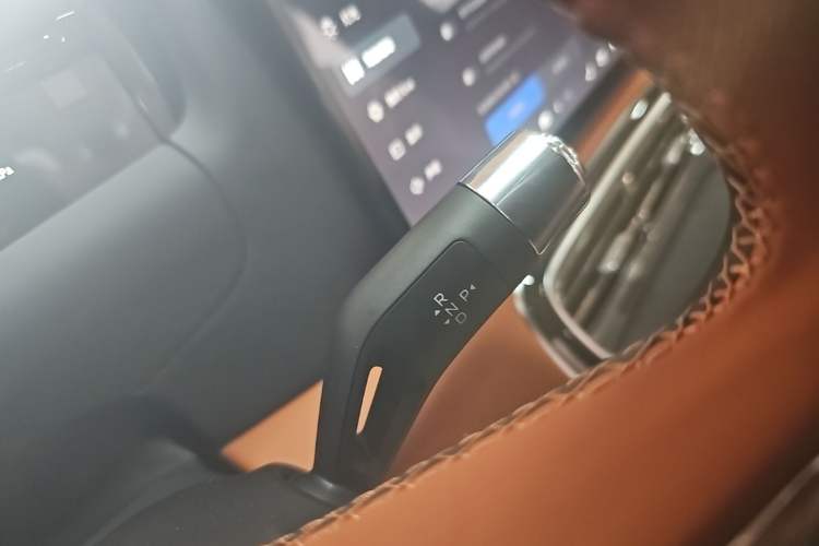 Used Geely Galaxy M9 2025 Model 100km Two-Wheel-Drive Smart Navigation Edition Gear Lever