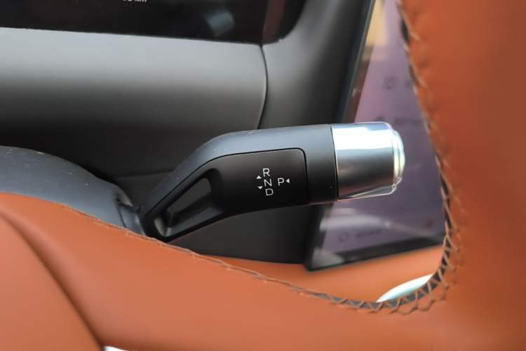 Used Geely Galaxy M9 2025 Model 210km Four-Wheel-Drive Leading Edition Gear Lever