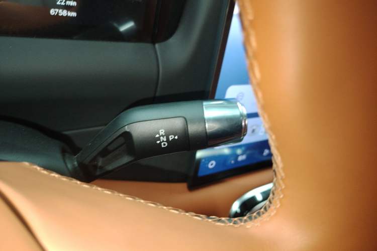 Used Geely Galaxy M9 2025 Model 210km Four-Wheel-Drive Leading Edition Gear Lever