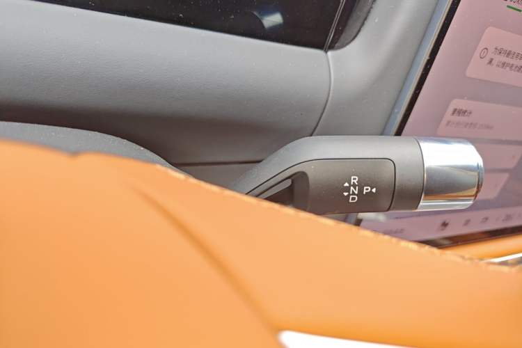 Used Geely Galaxy M9 2025 Model 230km Two-Wheel-Drive Exploration Edition Gear Lever