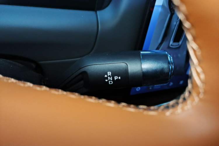 Used Geely Galaxy M9 2025 Model 100km Two-Wheel-Drive Smart Navigation Edition Gear Lever