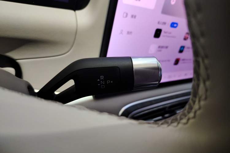 Used Geely Galaxy M9 2025 Model 230km Two-Wheel-Drive Exploration Edition Gear Lever