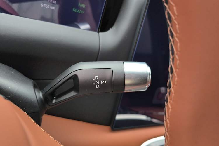 Used Geely Galaxy M9 2025 Model 230km Two-Wheel-Drive Exploration Edition Gear Lever