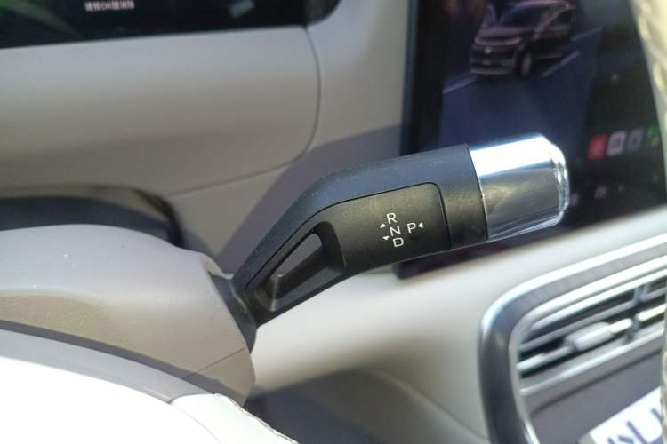 Used Geely Galaxy M9 2025 Model 230km Two-Wheel-Drive Exploration Edition Gear Lever