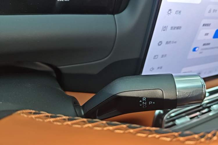 Used Geely Galaxy M9 2025 Model 210km Four-Wheel-Drive Leading Edition Gear Lever