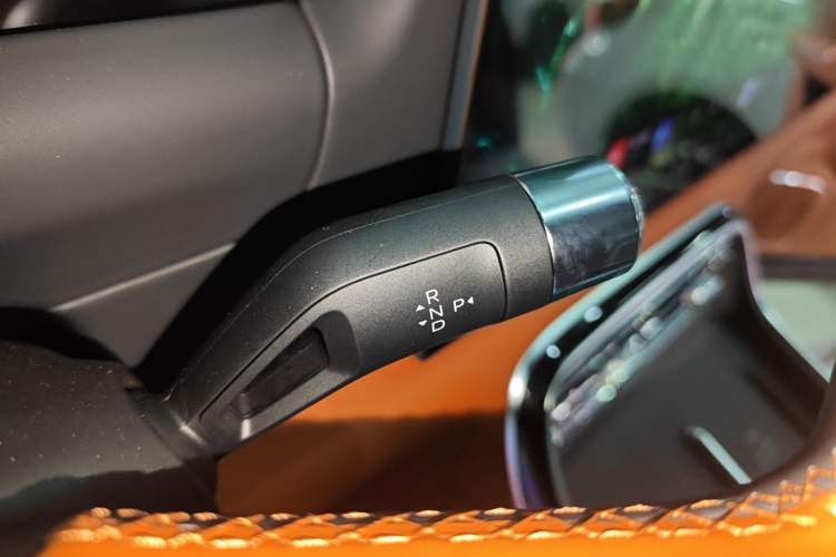 Used Geely Galaxy M9 2025 Model 210km Four-Wheel-Drive Leading Edition Gear Lever