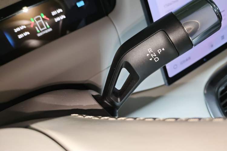 Used Geely Galaxy M9 2025 Model 210km Four-Wheel-Drive Leading Edition Gear Lever