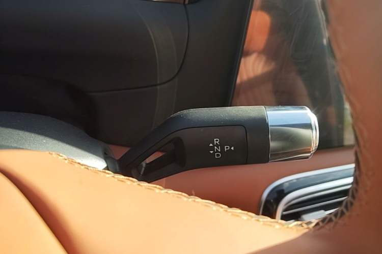 Used Geely Galaxy M9 2025 Model 210km Four-Wheel-Drive Leading Edition Gear Lever