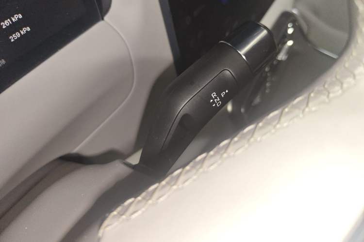 Used Geely Galaxy M9 2025 Model 230km Two-Wheel-Drive Long-Distance Edition Gear Lever