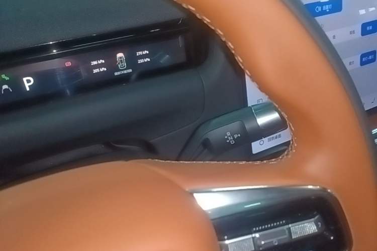 Used Geely Galaxy M9 2025 Model 230km Two-Wheel-Drive Exploration Edition Gear Lever