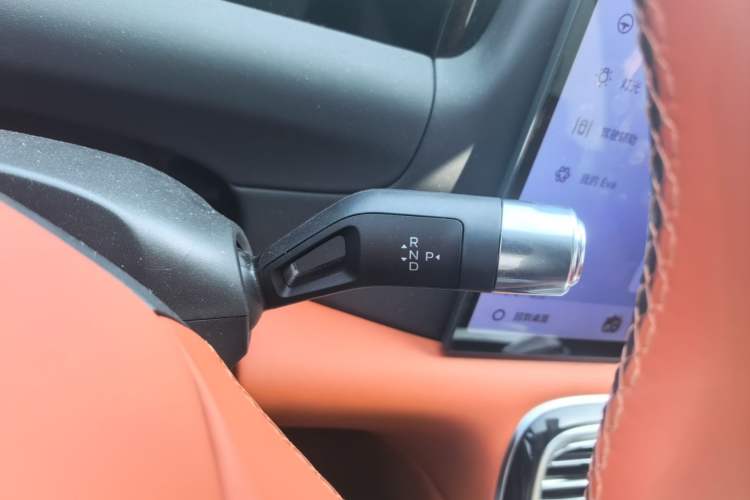 Used Geely Galaxy M9 2025 Model 210km Four-Wheel-Drive Leading Edition Gear Lever