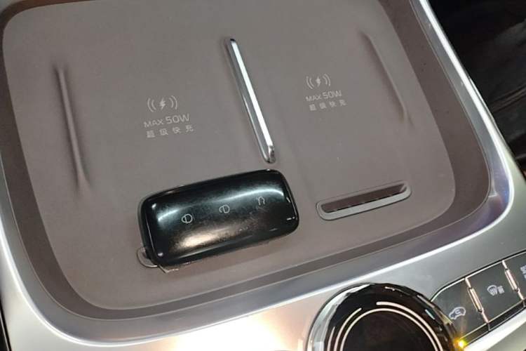 Used Geely Galaxy M9 2025 Model 210km Four-Wheel-Drive Leading Edition Interior 1