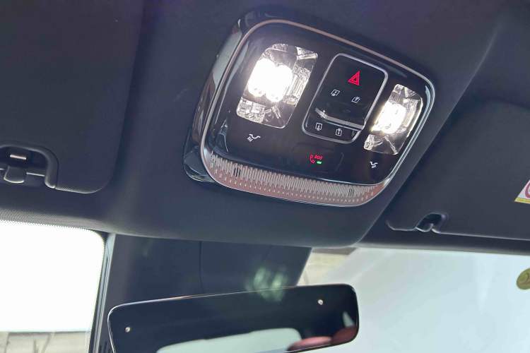 Used Geely Galaxy M9 2025 Model 210km Four-Wheel-Drive Leading Edition Interior 11