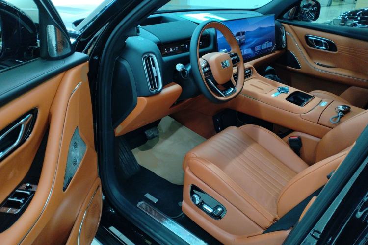 Used Geely Galaxy M9 2025 Model 210km Four-Wheel-Drive Leading Edition Interior 3