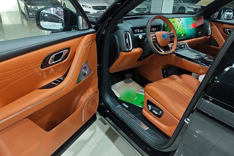 Used Geely Galaxy M9 2025 Model 210km Four-Wheel-Drive Leading Edition Interior 3