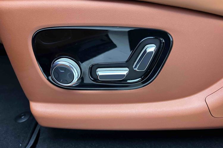 Used Geely Galaxy M9 2025 Model 210km Four-Wheel-Drive Leading Edition Interior 9
