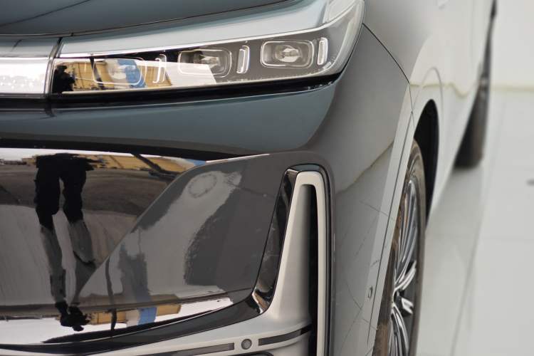 Used Geely Galaxy M9 2025 Model 100km Two-Wheel-Drive Smart Navigation Edition Left Front Headlight