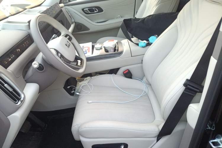 Used Geely Galaxy M9 2025 Model 230km Two-Wheel-Drive Exploration Edition Left Front Seat