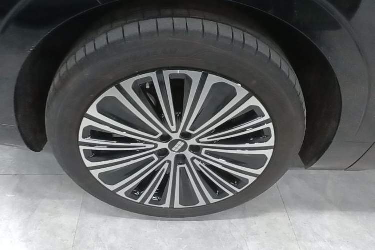 Used Geely Galaxy M9 2025 Model 210km Four-Wheel-Drive Leading Edition Left Front Wheel Hub