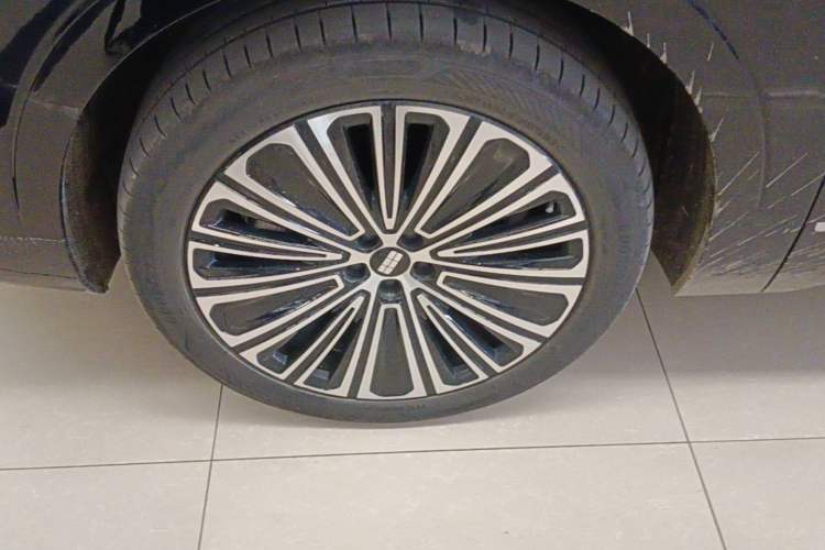 Used Geely Galaxy M9 2025 Model 210km Four-Wheel-Drive Leading Edition Left Front Wheel Hub
