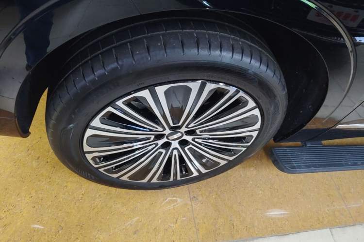 Used Geely Galaxy M9 2025 Model 210km Four-Wheel-Drive Leading Edition Left Front Wheel Hub