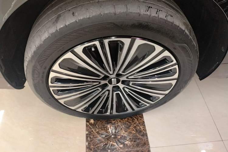 Used Geely Galaxy M9 2025 Model 210km Four-Wheel-Drive Leading Edition Left Front Wheel Hub