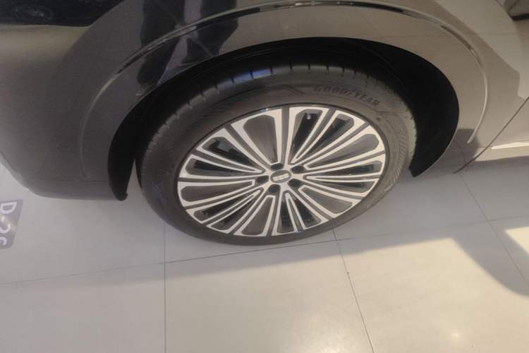 Used Geely Galaxy M9 2025 Model 210km Four-Wheel-Drive Leading Edition Left Front Wheel Hub