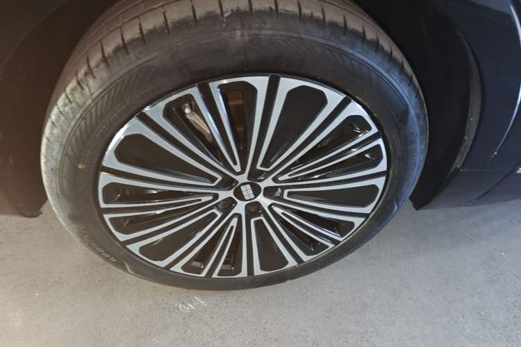 Used Geely Galaxy M9 2025 Model 210km Four-Wheel-Drive Leading Edition Left Front Wheel Hub