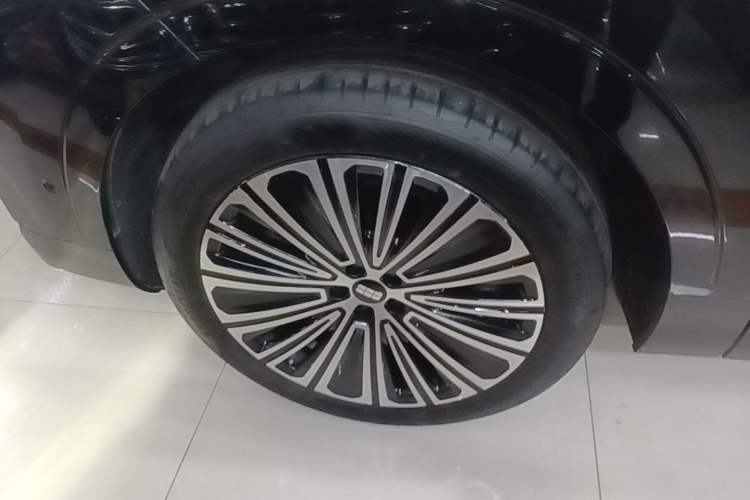 Used Geely Galaxy M9 2025 Model 210km Four-Wheel-Drive Leading Edition Left Front Wheel Hub