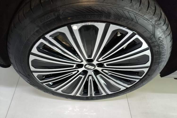 Used Geely Galaxy M9 2025 Model 210km Four-Wheel-Drive Leading Edition Left Front Wheel Hub