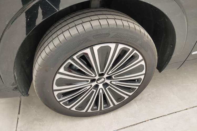 Used Geely Galaxy M9 2025 Model 210km Four-Wheel-Drive Leading Edition Left Front Wheel Hub