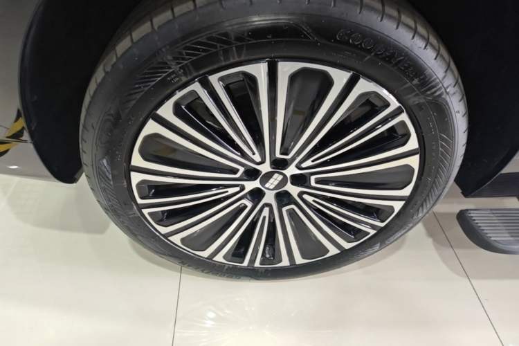Used Geely Galaxy M9 2025 Model 210km Four-Wheel-Drive Leading Edition Left Front Wheel Hub
