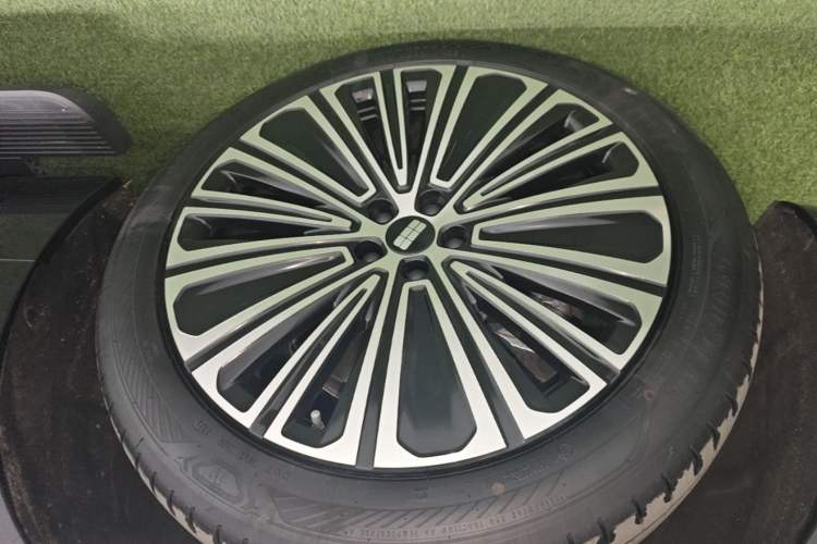 Used Geely Galaxy M9 2025 Model 210km Four-Wheel-Drive Leading Edition Left Front Wheel Hub