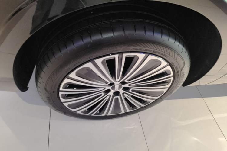 Used Geely Galaxy M9 2025 Model 210km Four-Wheel-Drive Leading Edition Left Front Wheel Hub
