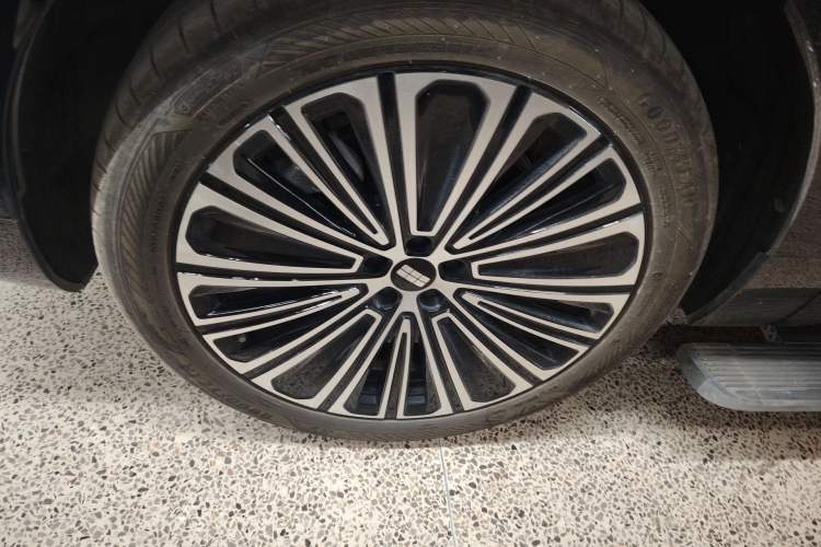 Used Geely Galaxy M9 2025 Model 210km Four-Wheel-Drive Leading Edition Left Front Wheel Hub