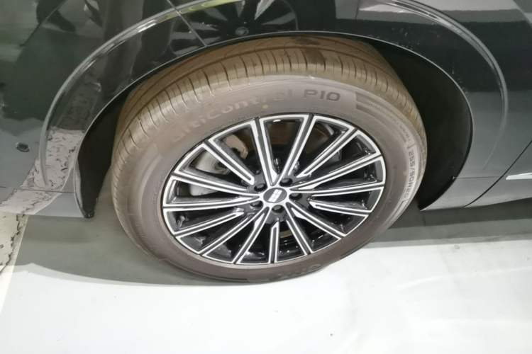 Used Geely Galaxy M9 2025 Model 100km Two-Wheel-Drive Smart Navigation Edition Left Front Wheel Hub