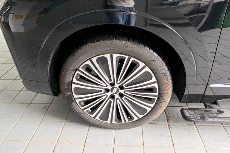 Used Geely Galaxy M9 2025 Model 210km Four-Wheel-Drive Leading Edition Left Front Wheel Hub