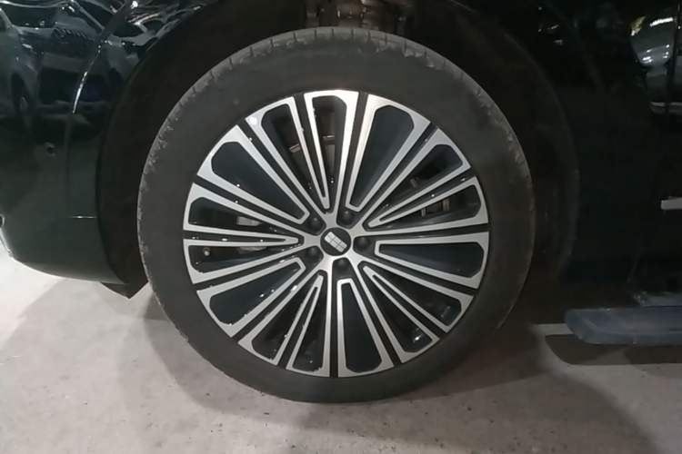 Used Geely Galaxy M9 2025 Model 210km Four-Wheel-Drive Leading Edition Left Front Wheel Hub