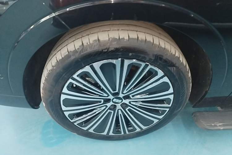 Used Geely Galaxy M9 2025 Model 210km Four-Wheel-Drive Leading Edition Left Front Wheel Hub