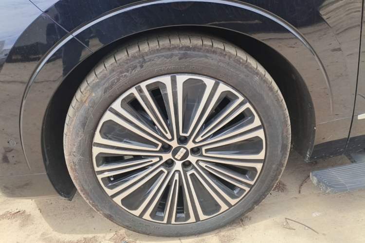 Used Geely Galaxy M9 2025 Model 210km Four-Wheel-Drive Leading Edition Left Front Wheel Hub